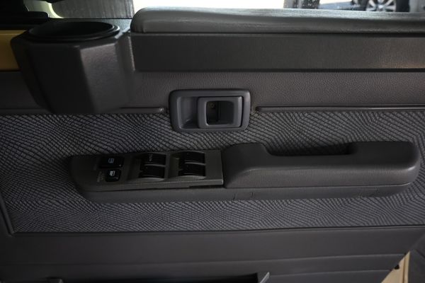 2015-Toyota-Land-Cruiser-79-45-D-Double-Cab image:12