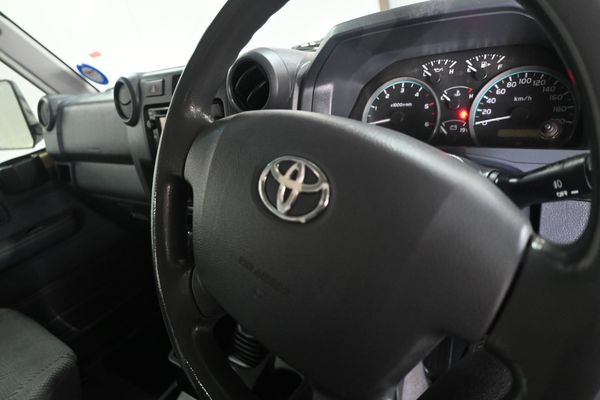 2015-Toyota-Land-Cruiser-79-45-D-Double-Cab image:13