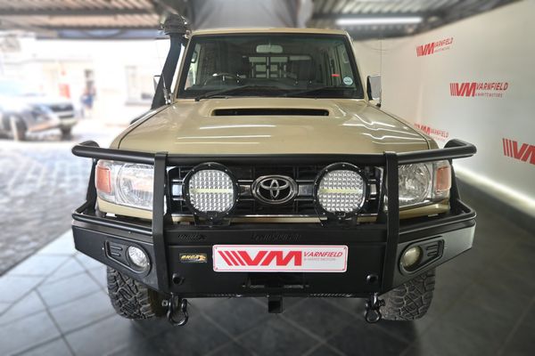 2015-Toyota-Land-Cruiser-79-45-D-Double-Cab image:1