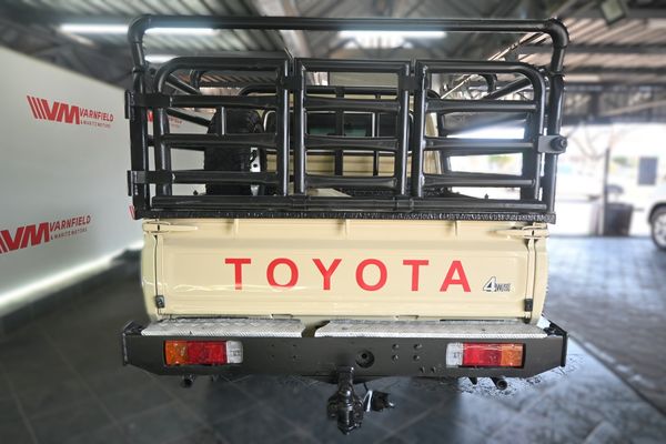 2015-Toyota-Land-Cruiser-79-45-D-Double-Cab image:4