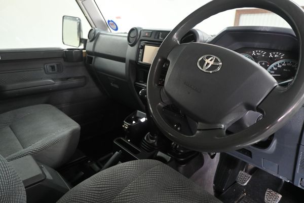 2015-Toyota-Land-Cruiser-79-45-D-Double-Cab image:7