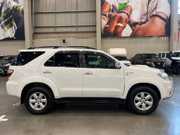 2011-Toyota-Fortuner-30-D-4D-Heritage-Raised-Body-Auto image:1