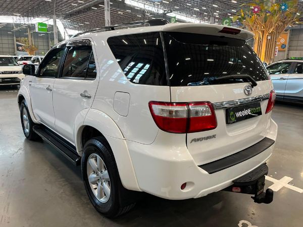 2011-Toyota-Fortuner-30-D-4D-Heritage-Raised-Body-Auto image:4