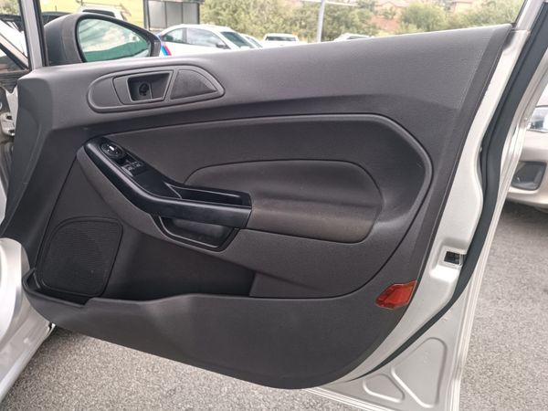 2014-Ford-Fiesta-14-Ambiente-5-dr image:11