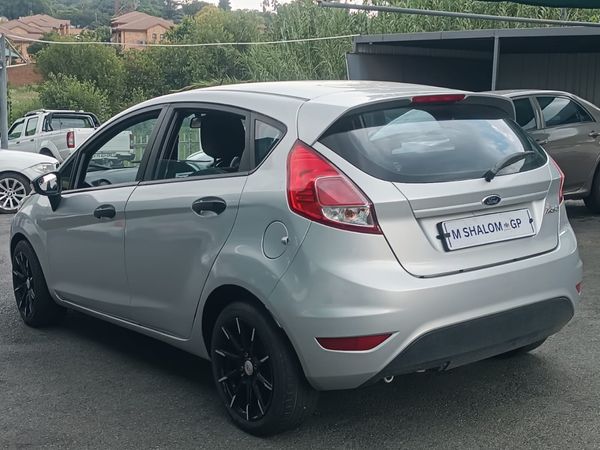 2014-Ford-Fiesta-14-Ambiente-5-dr image:5