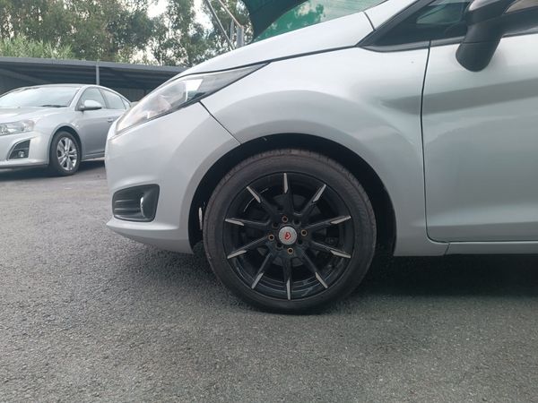2014-Ford-Fiesta-14-Ambiente-5-dr image:7