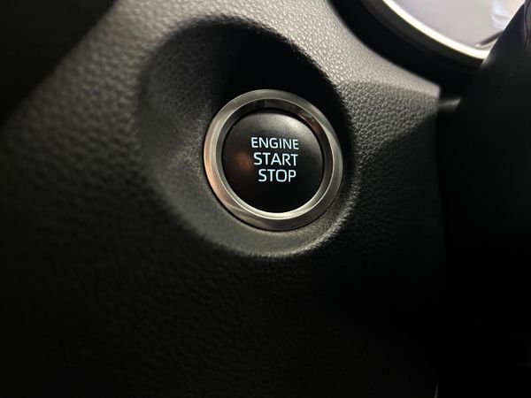 2025-Toyota-Corolla-Cross-18-XS image:18