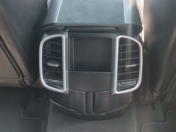 2017-Porsche-Cayenne-GTS-Auto image:9