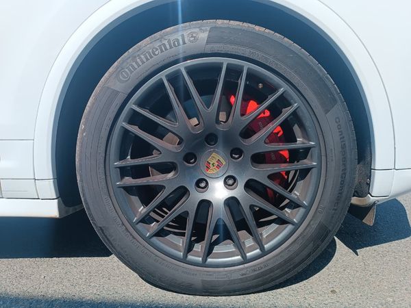2017-Porsche-Cayenne-GTS-Auto image:8