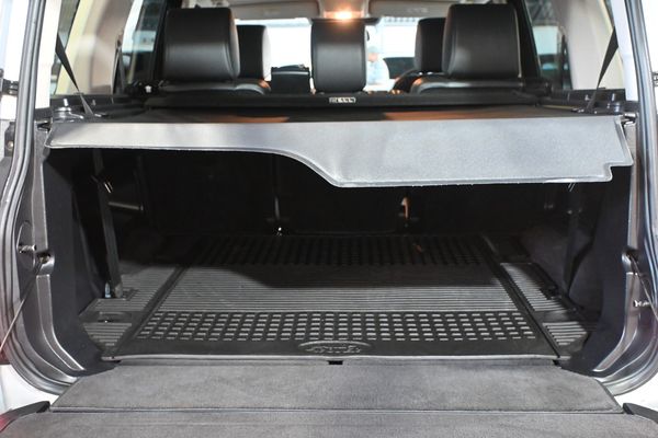 2015-Land-Rover-Discovery-4-30D-SDV6-SE-8-Speed-Multi-Tronic-7-Seater-4X4-FL image:13