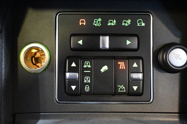 2015-Land-Rover-Discovery-4-30D-SDV6-SE-8-Speed-Multi-Tronic-7-Seater-4X4-FL image:23