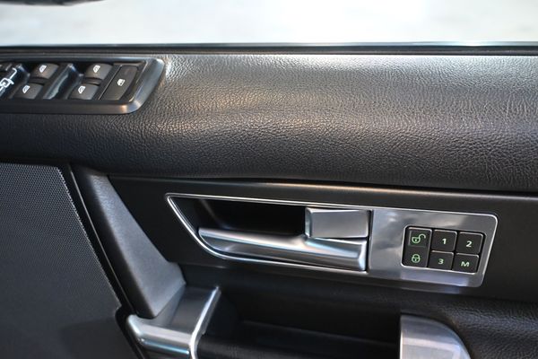 2015-Land-Rover-Discovery-4-30D-SDV6-SE-8-Speed-Multi-Tronic-7-Seater-4X4-FL image:29
