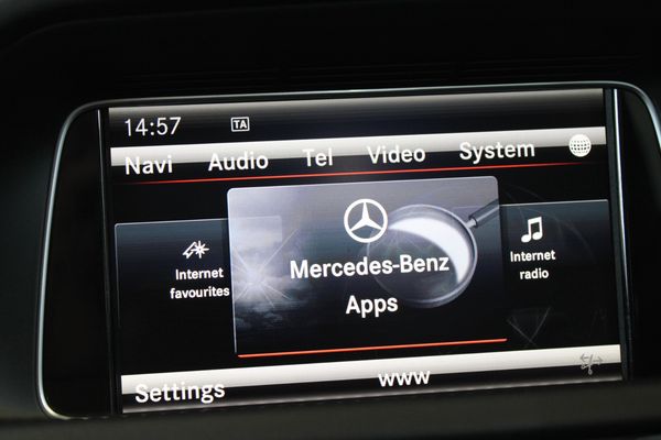 2015-Mercedes-AMG-E-Class-E63-AMG-Sport-V8-Bi-Turbo-Carbon-Edition-7-Speed image:21