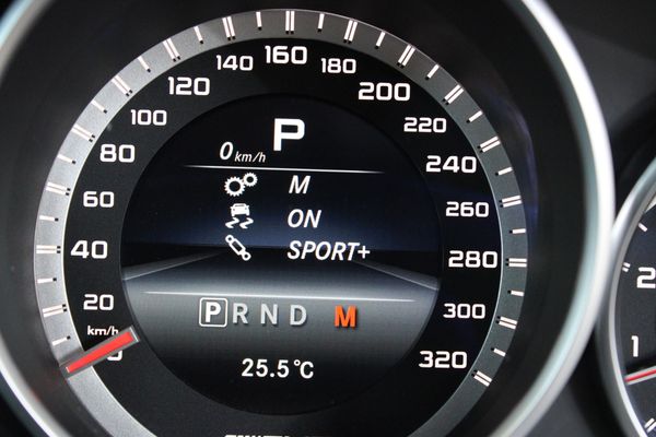 2015-Mercedes-AMG-E-Class-E63-AMG-Sport-V8-Bi-Turbo-Carbon-Edition-7-Speed image:32