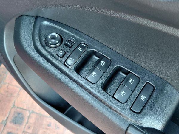 2022-Hyundai-Venue-10-TGDI-Fluid-Auto image:7