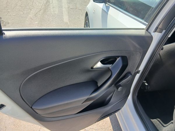 2021-Volkswagen-Polo-Vivo-16-Comfortline-Auto image:4