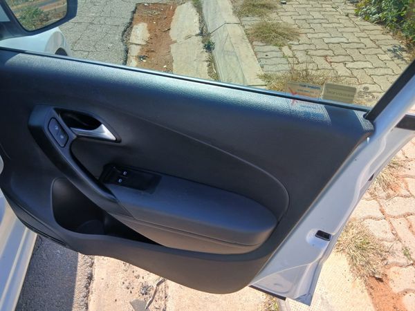 2021-Volkswagen-Polo-Vivo-16-Comfortline-Auto image:8