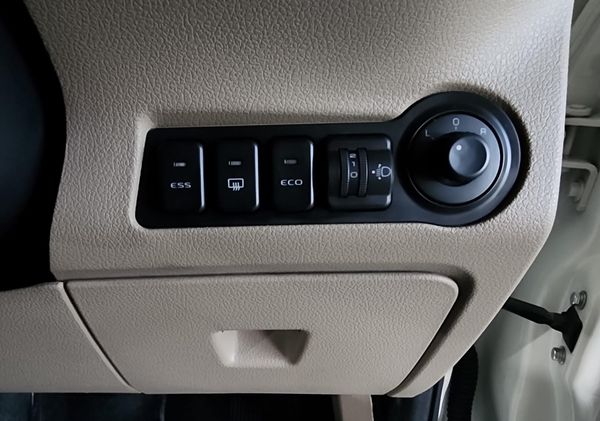 2018-Mahindra-TUV-300-15-TD-7-seat image:20
