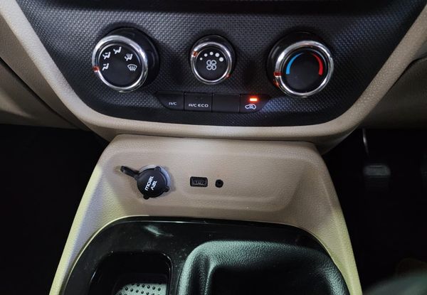 2018-Mahindra-TUV-300-15-TD-7-seat image:28