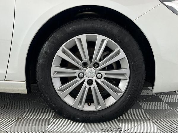 2019-Peugeot-308-12T-PureTech-Allure image:5
