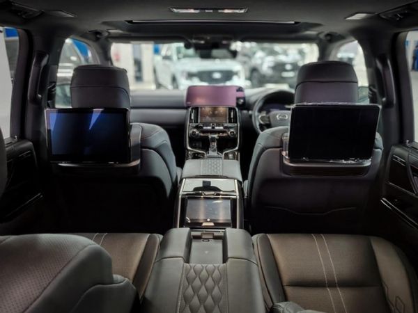 2025-Lexus-LX-600-VIP image:9