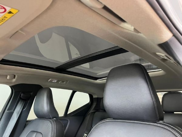 2025-Volvo-XC40-B4-Plus-Dark-Geartronic-Mild-Hybrid image:4