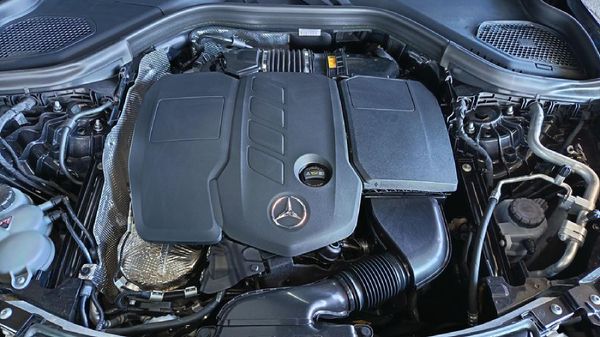 2025-Mercedes-Benz-GLC-220D-4Matic image:9