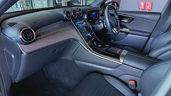 2025-Mercedes-Benz-GLC-220D-4Matic image:14