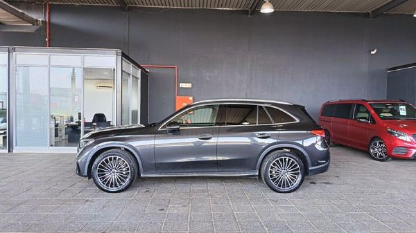 2025-Mercedes-Benz-GLC-220D-4Matic image:3