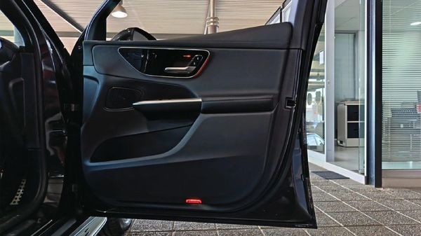 2025-Mercedes-Benz-GLC-220D-4Matic image:8