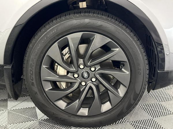 2022-Land-Rover-Discovery-30-TD-SE-R-Dynamic-D300 image:5
