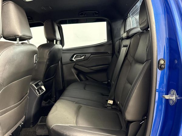 2022-Isuzu-D-Max-30-DDI-V-Cross-HR-Auto-Double-Cab image:3
