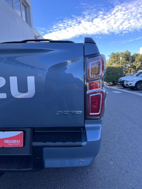 2026-Isuzu-D-Max-30-DDI-V-Cross-HR-Auto-Double-Cab image:8