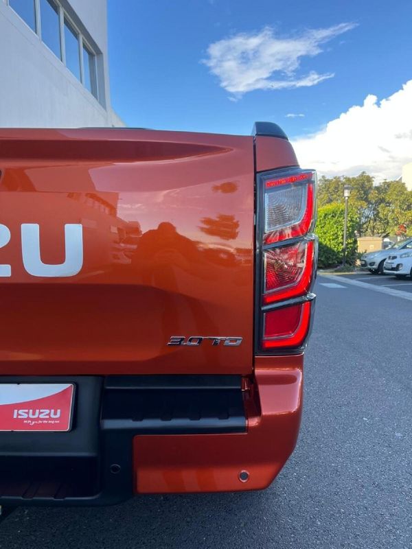 2026-Isuzu-D-Max-30-DDI-V-Cross-4x4-Auto-Double-Cab image:5