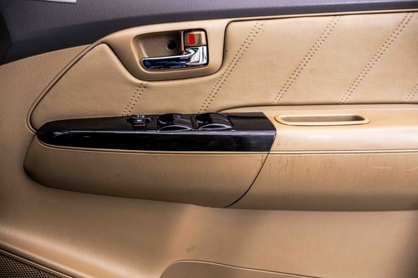 2012-Toyota-Fortuner-40-V6-Heritage-Raised-Body-Auto image:12