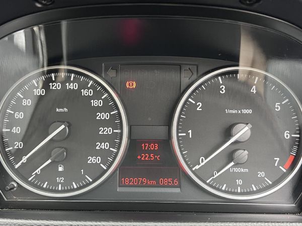 2010-BMW-3-Series-320i-Dynamic-Edition image:9