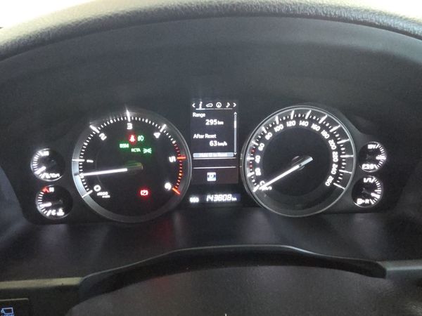 2020-Toyota-Land-Cruiser-200-LC200-45D-V8-VX-R-Black image:9