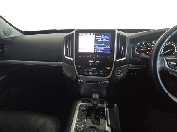 2020-Toyota-Land-Cruiser-200-LC200-45D-V8-VX-R-Black image:13