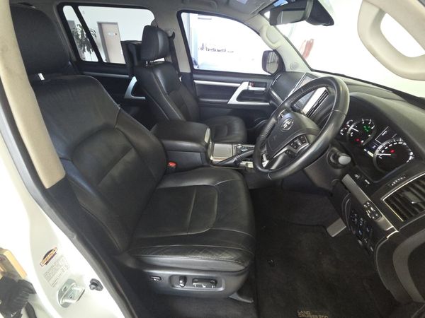 2020-Toyota-Land-Cruiser-200-LC200-45D-V8-VX-R-Black image:15