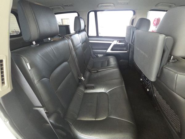 2020-Toyota-Land-Cruiser-200-LC200-45D-V8-VX-R-Black image:16