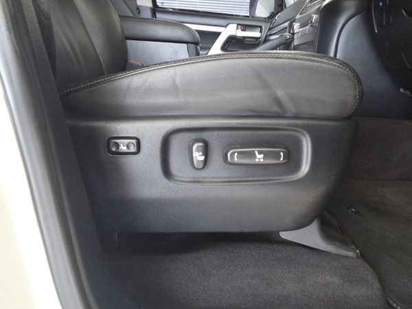 2020-Toyota-Land-Cruiser-200-LC200-45D-V8-VX-R-Black image:17
