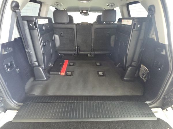 2020-Toyota-Land-Cruiser-200-LC200-45D-V8-VX-R-Black image:18