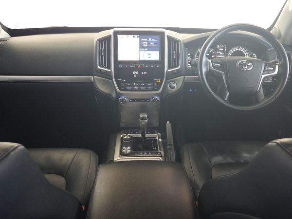 2020-Toyota-Land-Cruiser-200-LC200-45D-V8-VX-R-Black image:4
