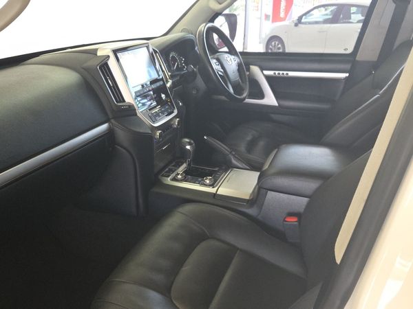 2020-Toyota-Land-Cruiser-200-LC200-45D-V8-VX-R-Black image:5