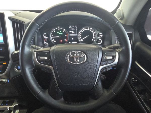 2020-Toyota-Land-Cruiser-200-LC200-45D-V8-VX-R-Black image:6