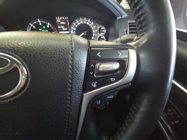 2020-Toyota-Land-Cruiser-200-LC200-45D-V8-VX-R-Black image:8