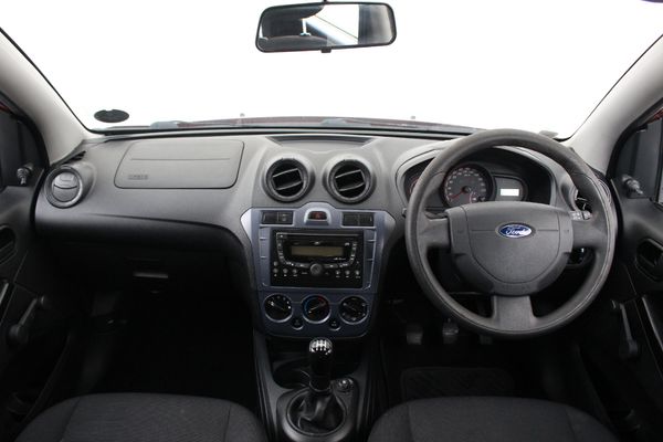 2014-Ford-Figo-14-Ambiente image:1