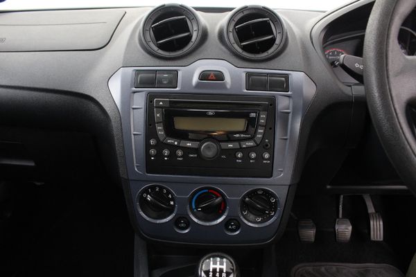 2014-Ford-Figo-14-Ambiente image:3