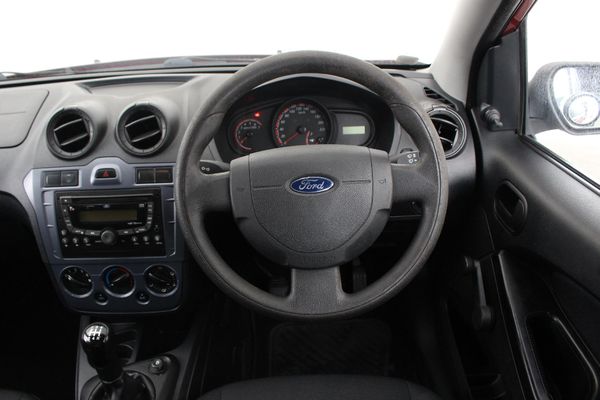 2014-Ford-Figo-14-Ambiente image:4