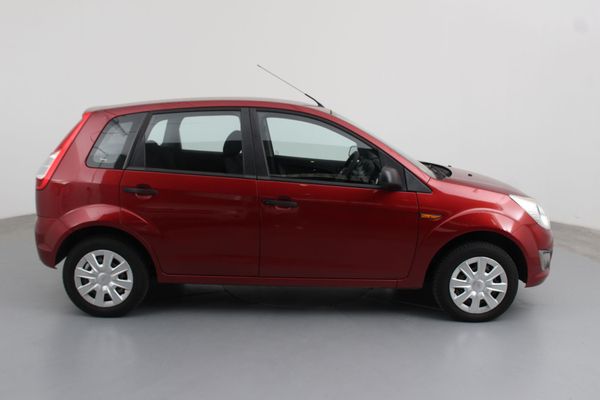 2014-Ford-Figo-14-Ambiente image:8